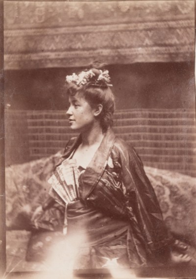 François Gauzi, Lili Grenier en kimono et à la coiffure fleurie, dans l'atelier d'Albert Grenier, c. 1888